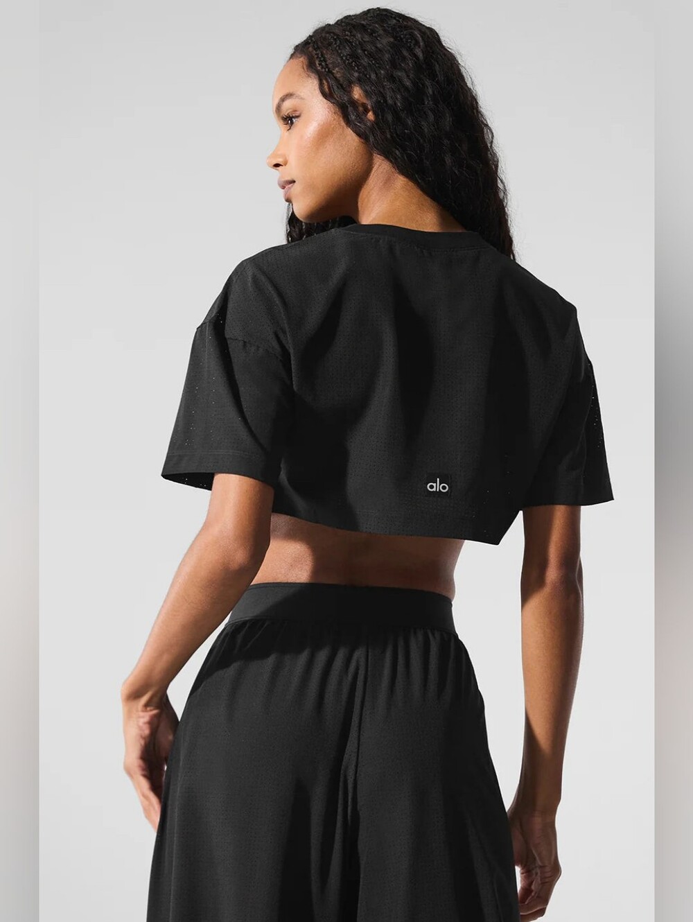 ALO Yoga Black Cropped Performance Tee - Women's SZ M Excellent Condition